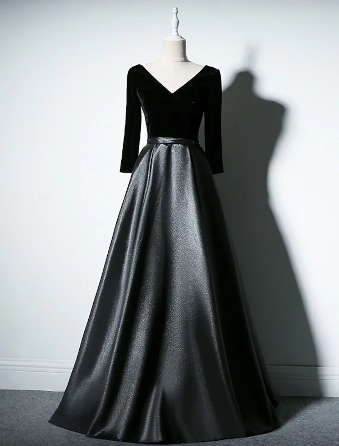Wholesale A-Line Mother of the Bride Dress Simple Elegant V Neck Floor Length Taffeta Velvet Long Sleeve with Pleats