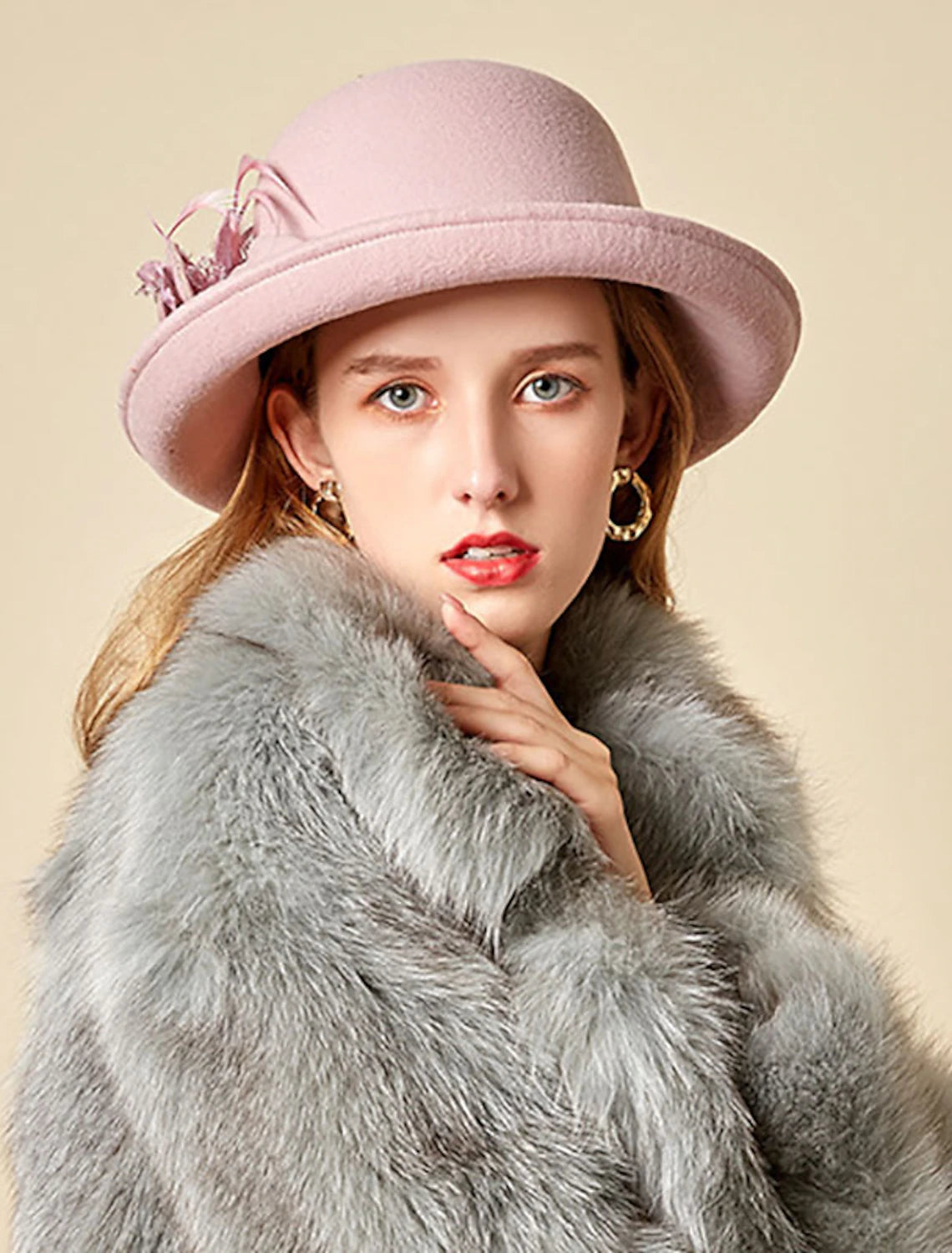 Wholesale Hats Artificial feather Poly / Cotton Blend Bowler / Cloche Hat Bucket Hat Fedora Hat Kentucky Derby Cocktail Royal Astcot Fall Wedding Elegant With Feather Appliques Headpiece