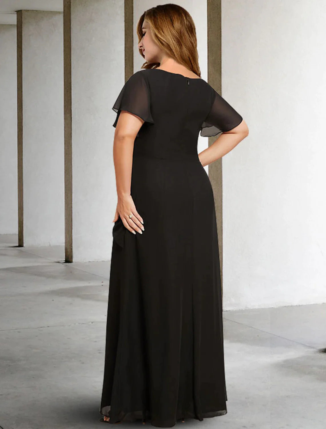 Wholesale A-Line Mother of the Bride Dresses Plus Size Hide Belly Curve Elegant Dress Formal Floor Length Sleeveless Jewel Neck Chiffon with Ruched Crystals Fall