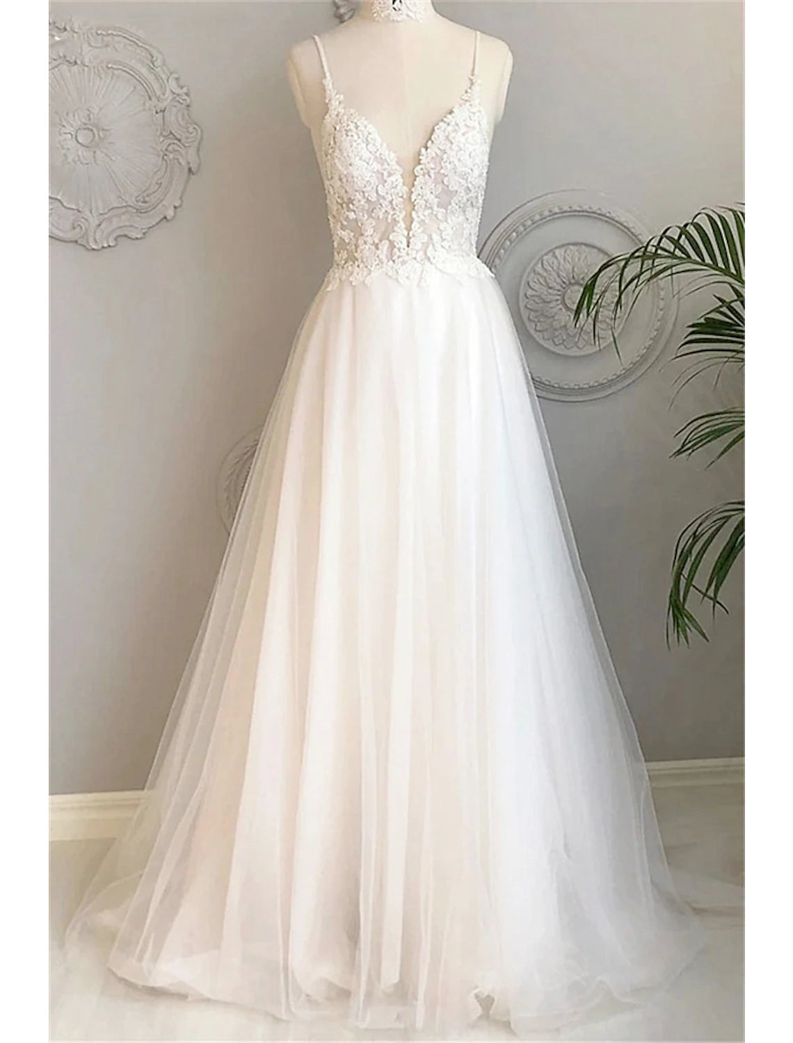 Wholesale  Beach Wedding Dresses A-Line Sweetheart Camisole Spaghetti Strap Court Train Lace Bridal Gowns With Buttons Appliques 2023 Summer Wedding Party, Women's Clothing