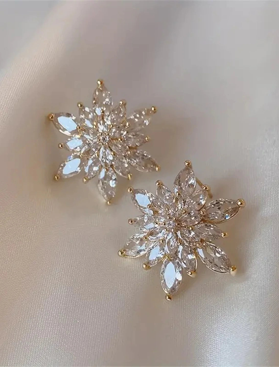 Wholesale Women's Stud Earrings Fine Jewelry Classic Flower Shape Stylish Simple Earrings Jewelry Golden For Wedding Party 1 Pair