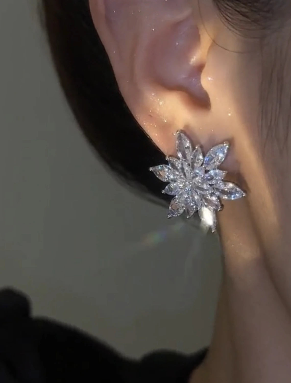 Wholesale Women's Zircon Stud Earrings Fine Jewelry Classic Precious Flower Shape Stylish Simple Earrings Jewelry Silver For Gift Festival 1 Pair