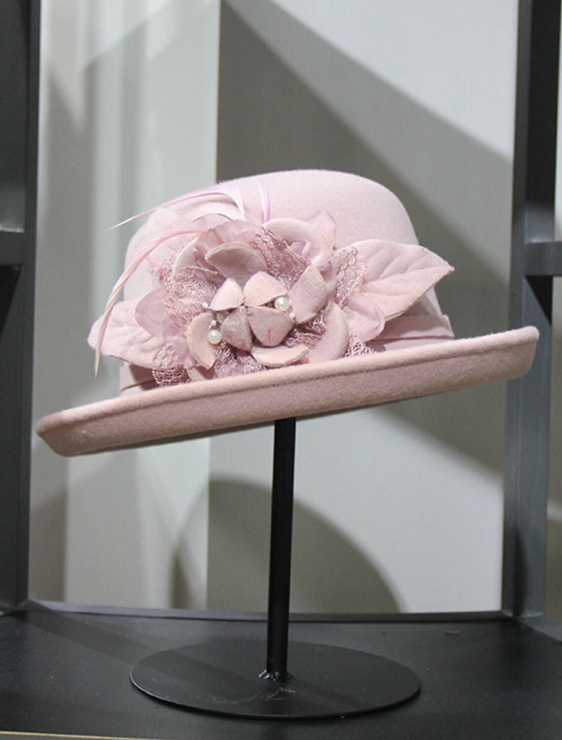 Wholesale Hats Artificial feather Poly / Cotton Blend Bowler / Cloche Hat Bucket Hat Fedora Hat Kentucky Derby Cocktail Royal Astcot Fall Wedding Elegant With Feather Appliques Headpiece