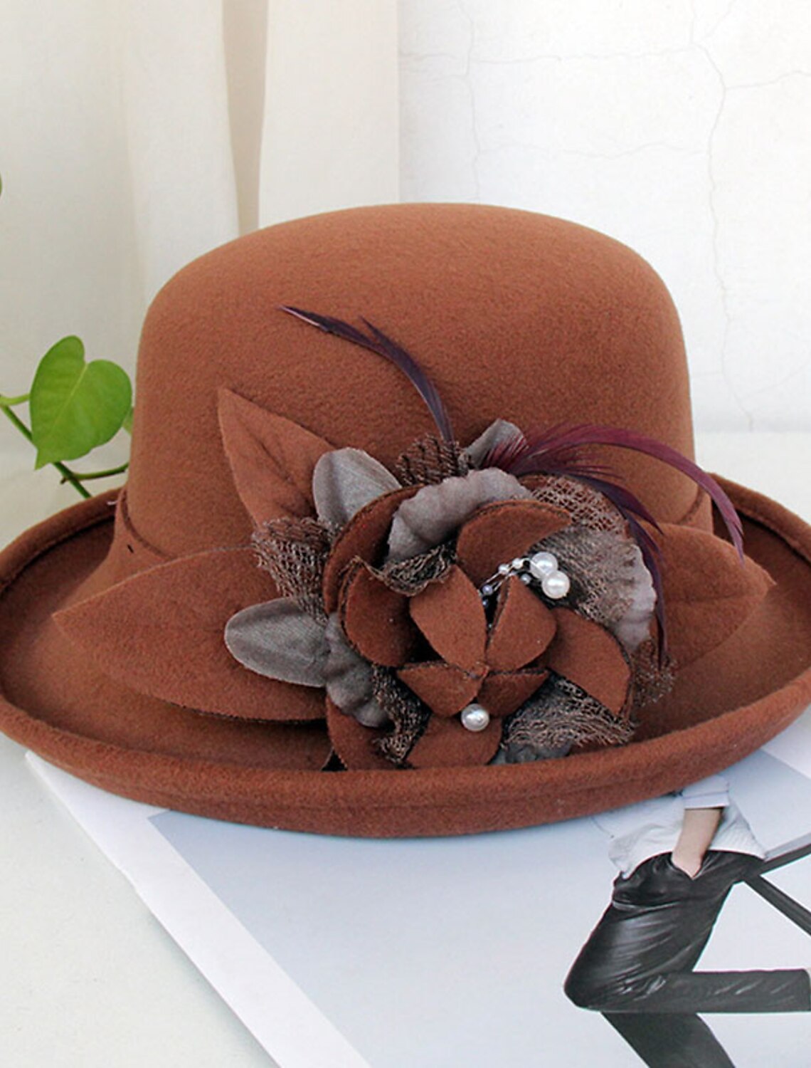 Wholesale Hats Artificial feather Poly / Cotton Blend Bowler / Cloche Hat Bucket Hat Fedora Hat Kentucky Derby Cocktail Royal Astcot Fall Wedding Elegant With Feather Appliques Headpiece