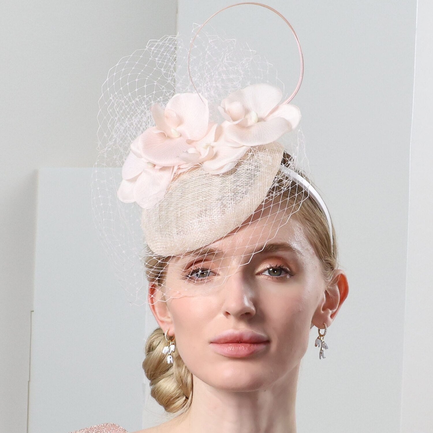 Wholesale Headbands Hats Tulle Net Cloche Hat Top Hat Veil Hat Evening Party Horse Race Elegant Wedding With Floral Face Veil Headpiece Headwear