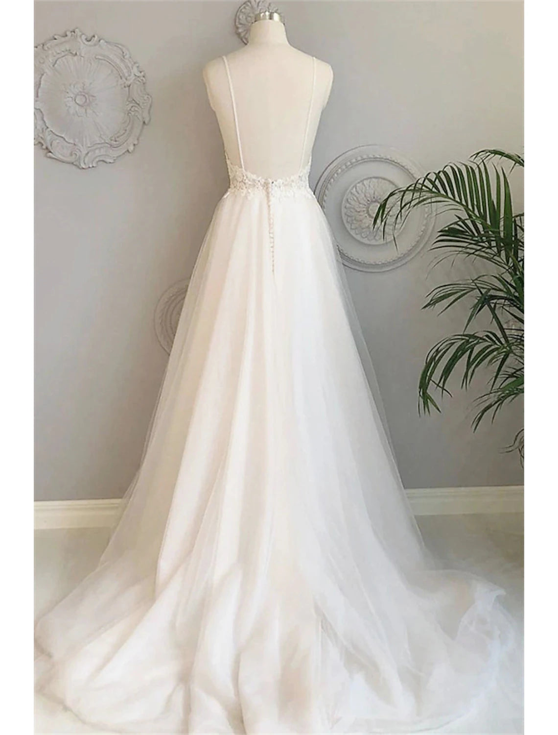 Wholesale  Beach Wedding Dresses A-Line Sweetheart Camisole Spaghetti Strap Court Train Lace Bridal Gowns With Buttons Appliques 2023 Summer Wedding Party, Women's Clothing