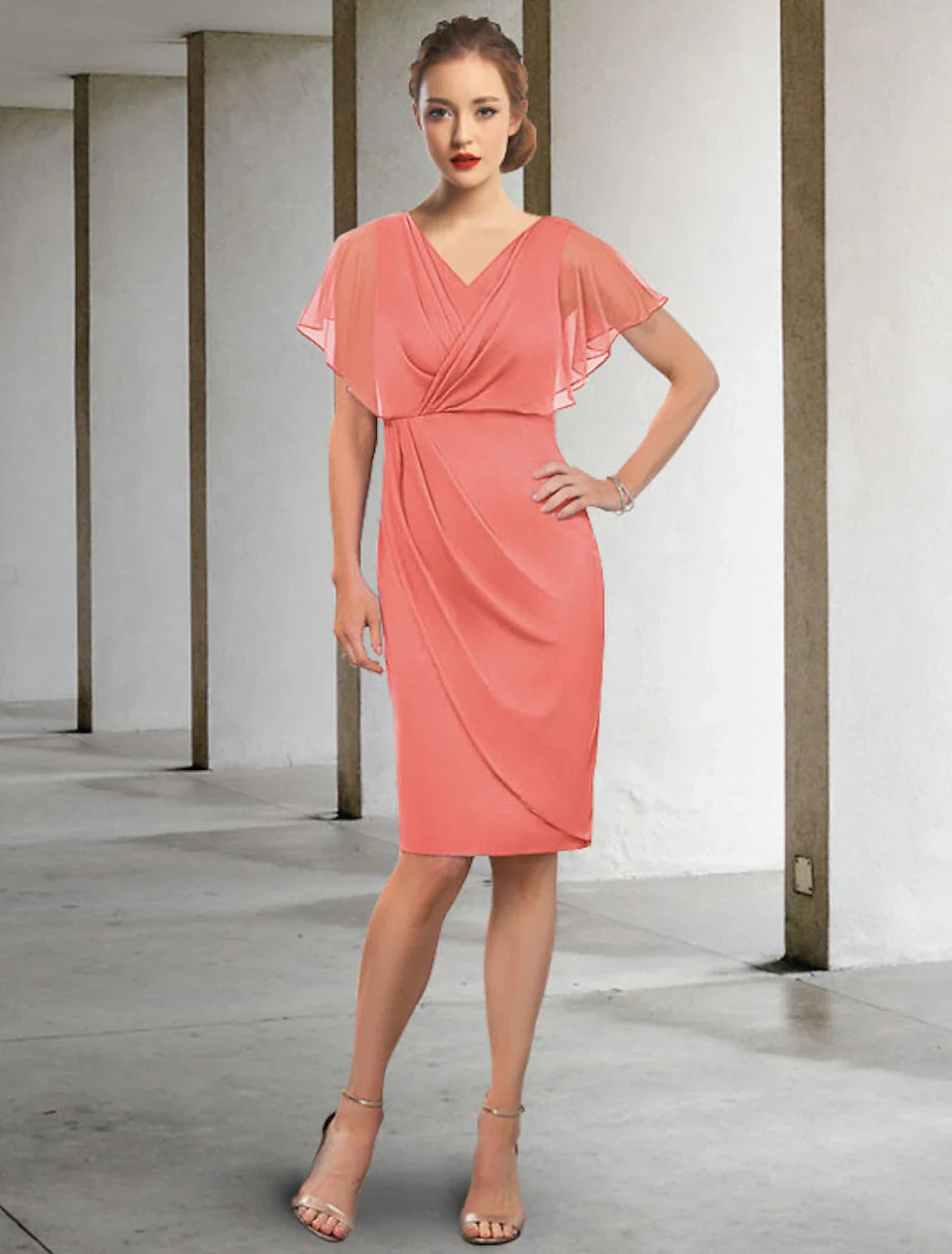 Wholesale Sheath / Column Mother of the Bride Dress Elegant V Neck Knee Length Chiffon Short Sleeve with Ruched