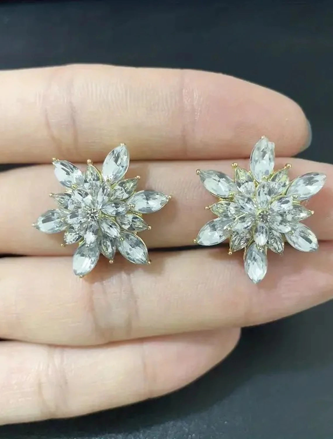 Wholesale Women's Stud Earrings Fine Jewelry Classic Flower Shape Stylish Simple Earrings Jewelry Golden For Wedding Party 1 Pair