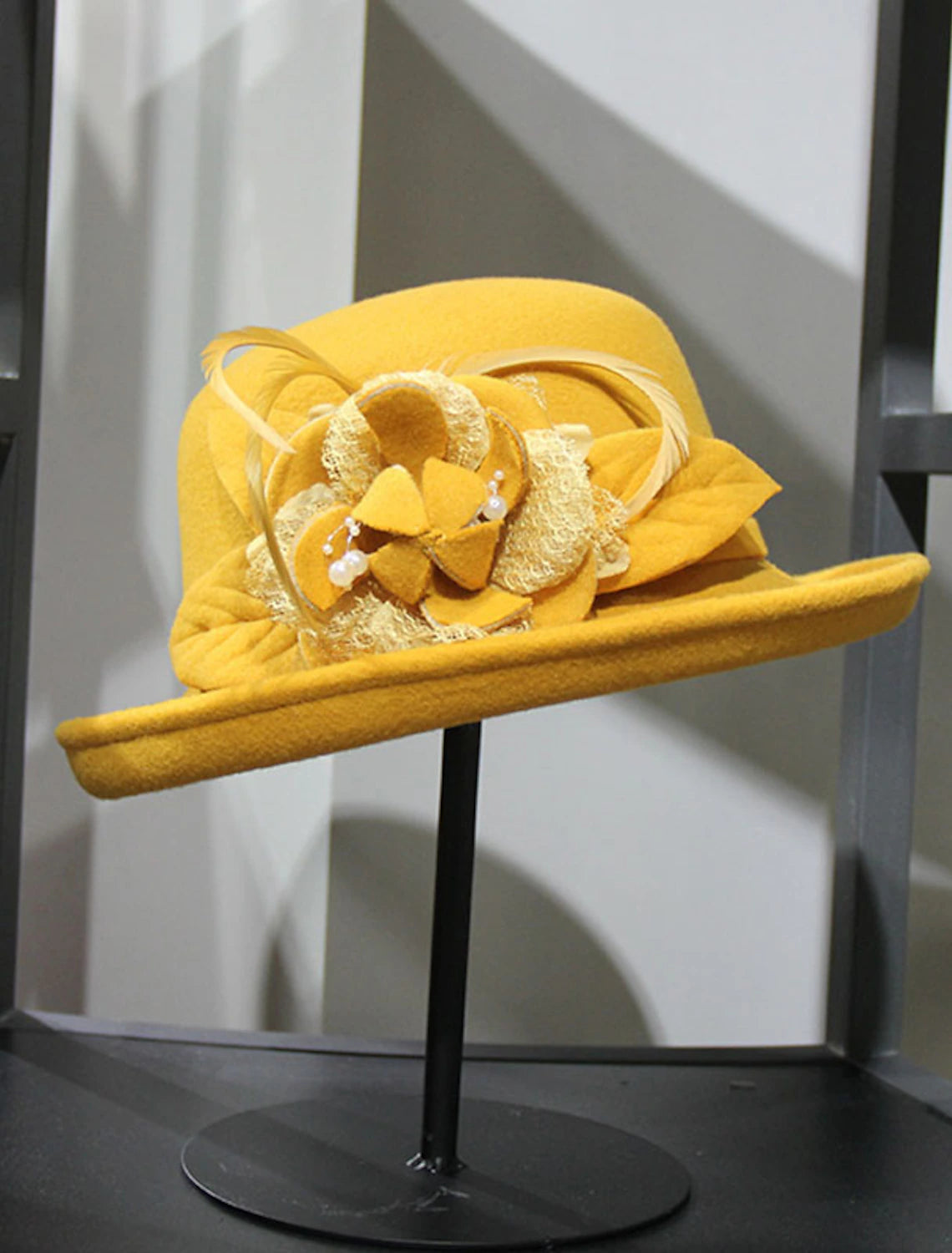 Wholesale Hats Artificial feather Poly / Cotton Blend Bowler / Cloche Hat Bucket Hat Fedora Hat Kentucky Derby Cocktail Royal Astcot Fall Wedding Elegant With Feather Appliques Headpiece