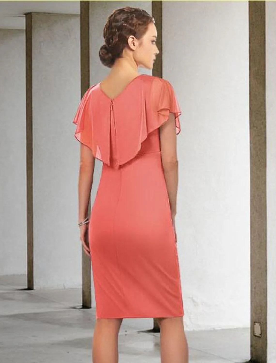 Wholesale Sheath / Column Mother of the Bride Dress Elegant V Neck Knee Length Chiffon Short Sleeve with Ruched