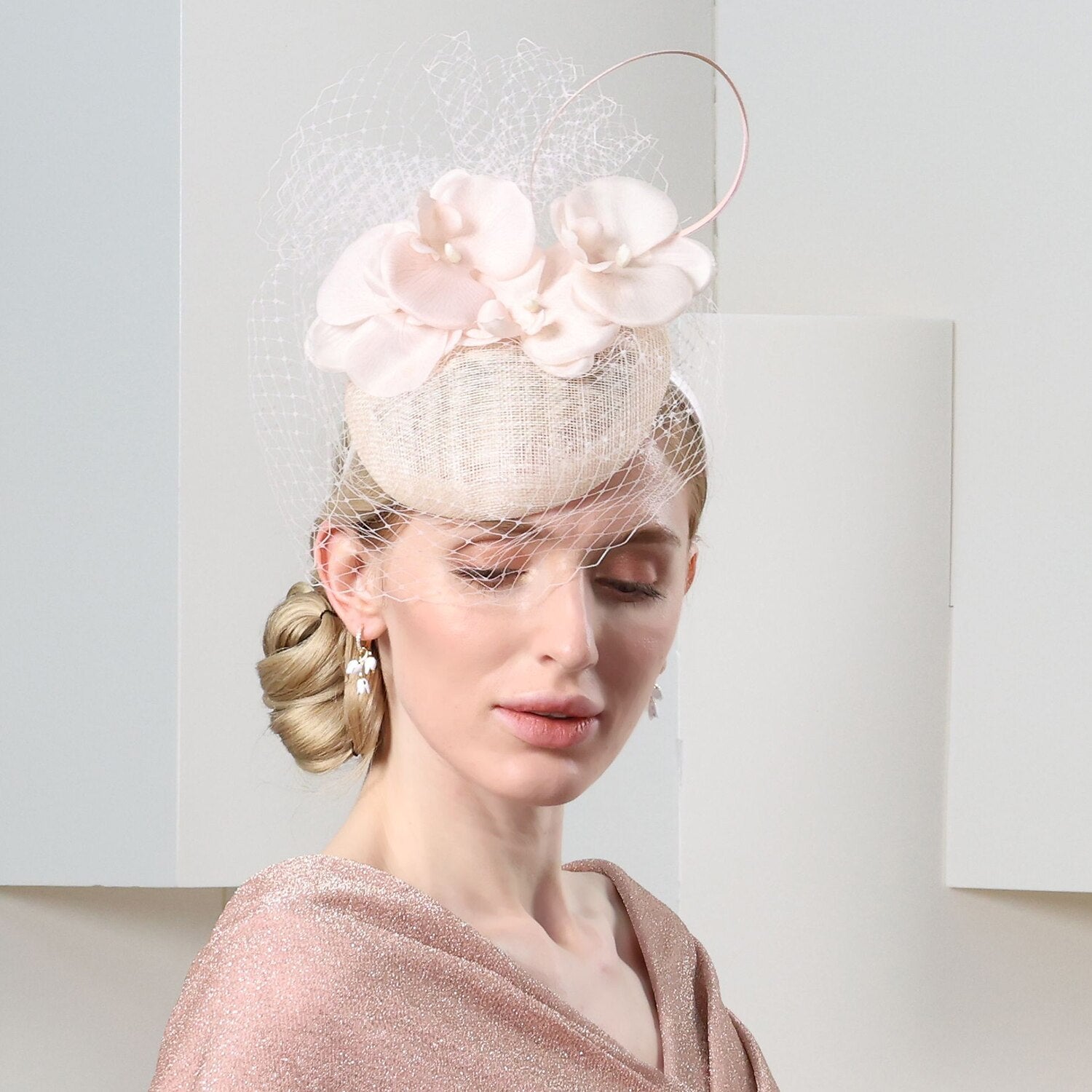 Wholesale Headbands Hats Tulle Net Cloche Hat Top Hat Veil Hat Evening Party Horse Race Elegant Wedding With Floral Face Veil Headpiece Headwear