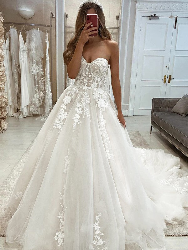 Wholesale A-Line/Princess Tulle Applique Sweetheart Sleeveless Chapel Train Wedding Dresses