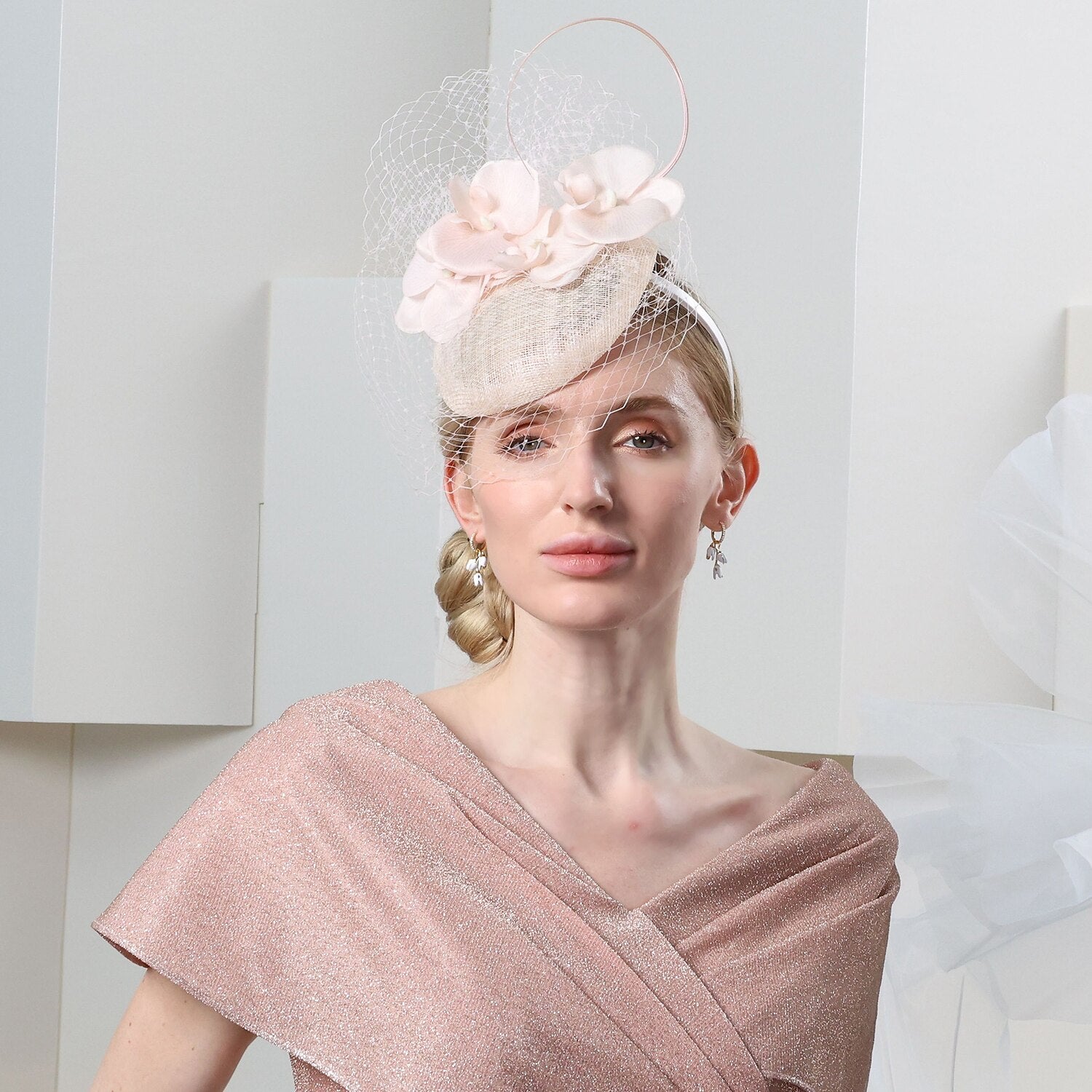 Wholesale Headbands Hats Tulle Net Cloche Hat Top Hat Veil Hat Evening Party Horse Race Elegant Wedding With Floral Face Veil Headpiece Headwear
