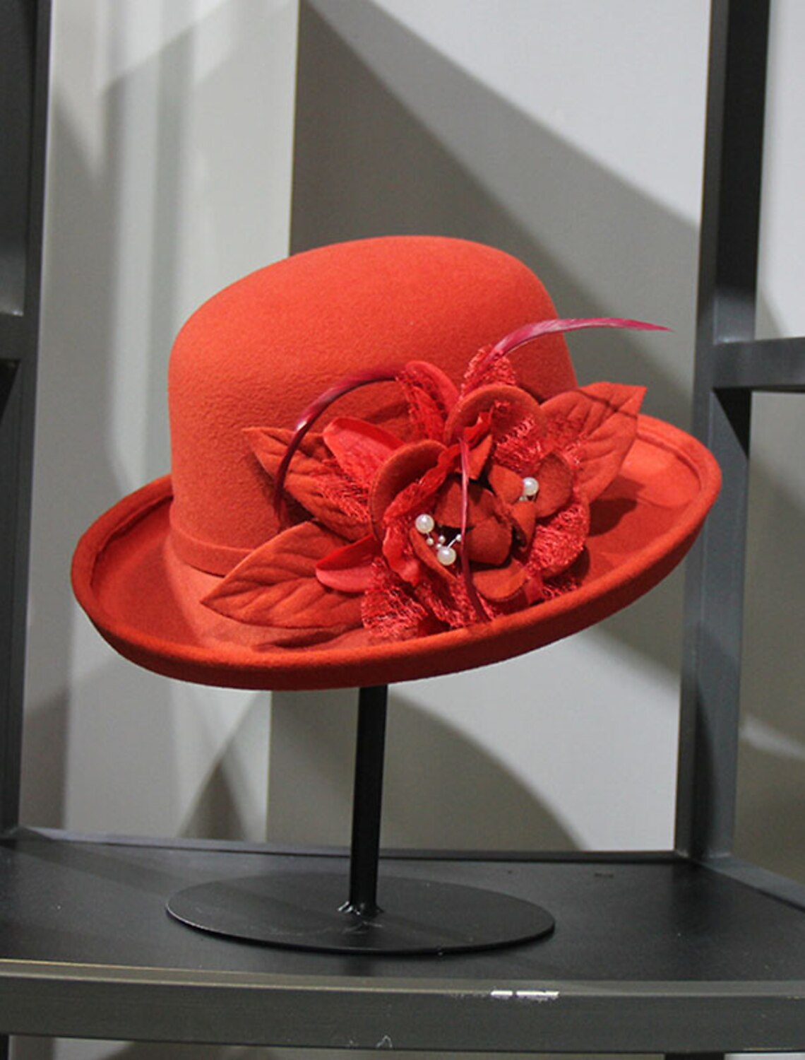 Wholesale Hats Artificial feather Poly / Cotton Blend Bowler / Cloche Hat Bucket Hat Fedora Hat Kentucky Derby Cocktail Royal Astcot Fall Wedding Elegant With Feather Appliques Headpiece