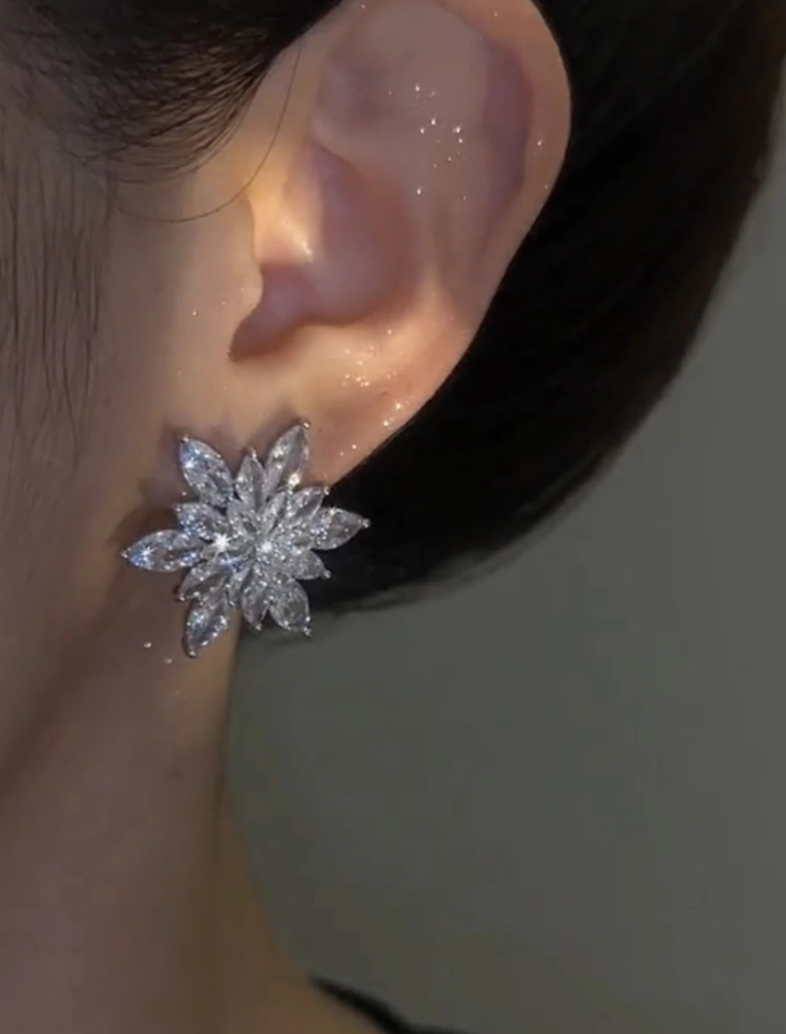 Wholesale Women's Zircon Stud Earrings Fine Jewelry Classic Precious Flower Shape Stylish Simple Earrings Jewelry Silver For Gift Festival 1 Pair