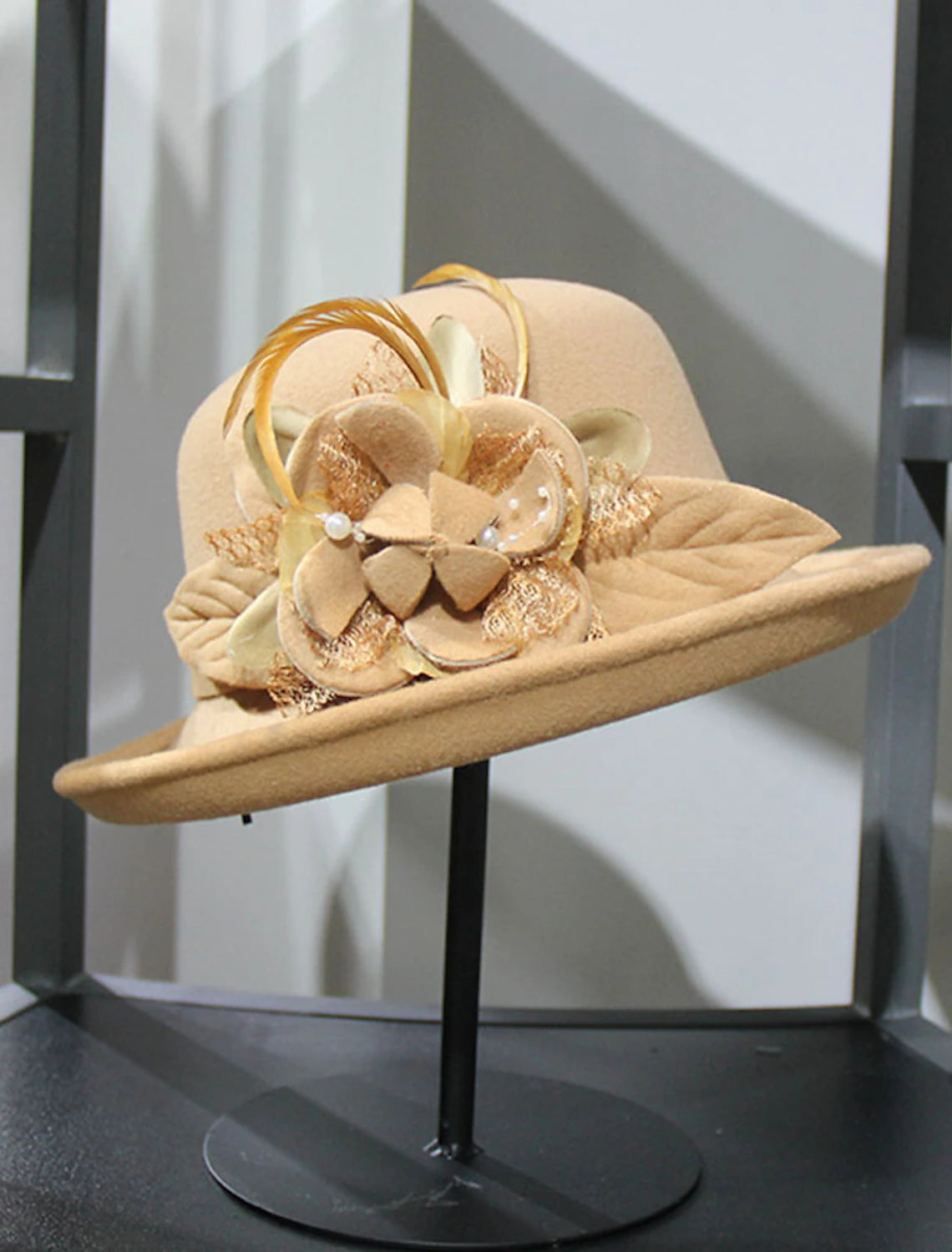 Wholesale Hats Artificial feather Poly / Cotton Blend Bowler / Cloche Hat Bucket Hat Fedora Hat Kentucky Derby Cocktail Royal Astcot Fall Wedding Elegant With Feather Appliques Headpiece