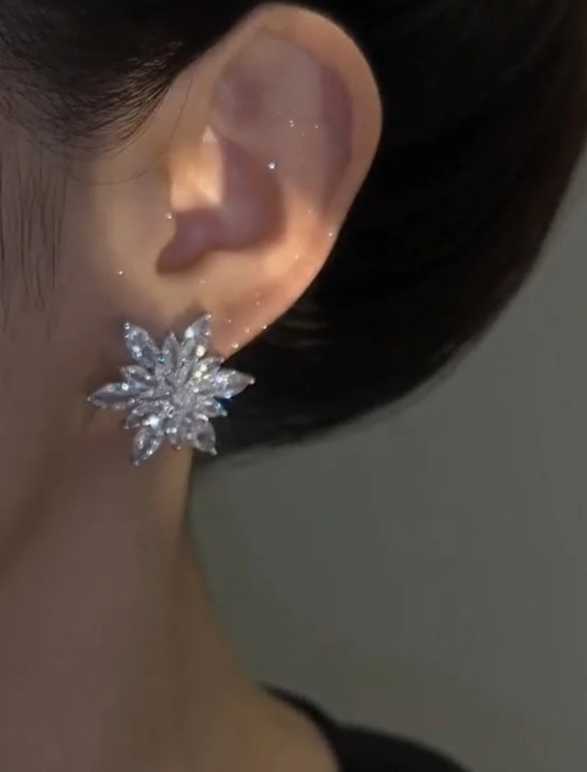 Wholesale Women's Zircon Stud Earrings Fine Jewelry Classic Precious Flower Shape Stylish Simple Earrings Jewelry Silver For Gift Festival 1 Pair