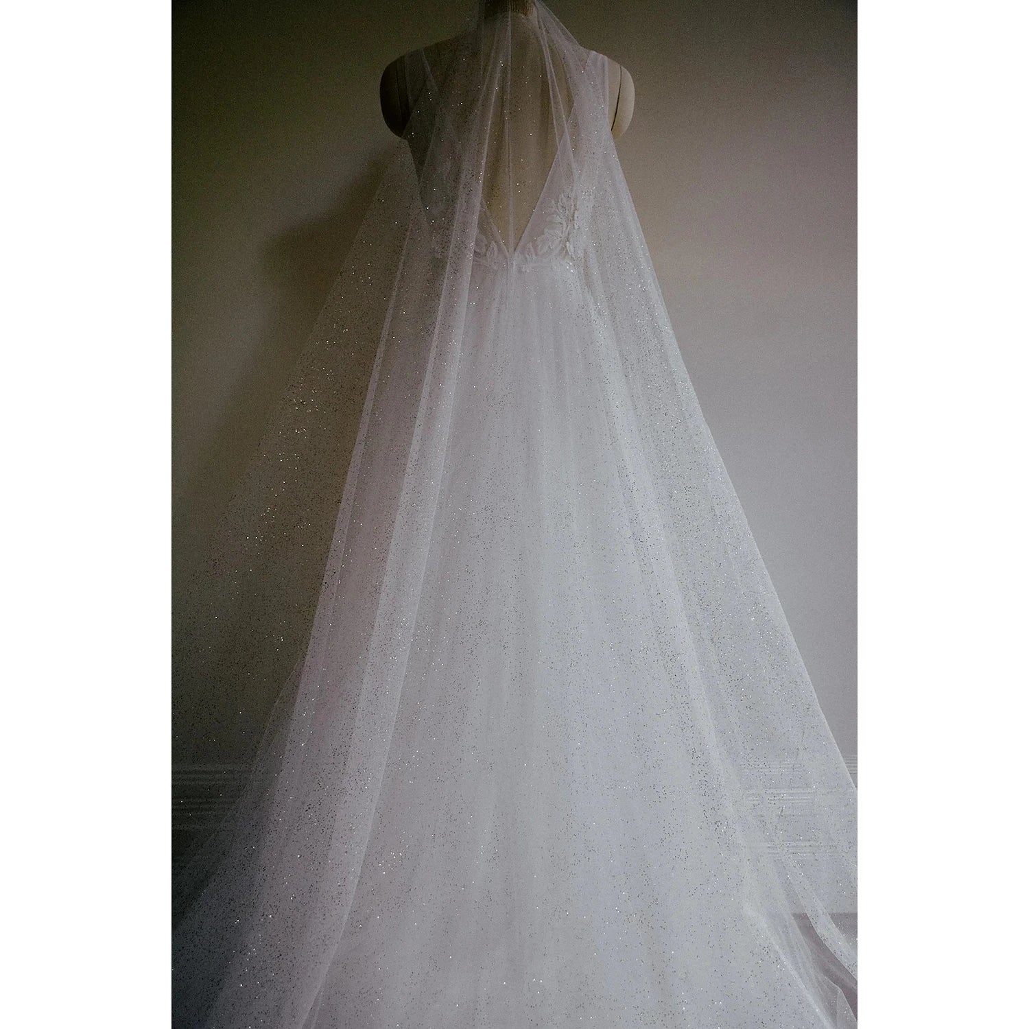 Wholesale One-tier Simple / Sparkle & Shine Wedding Veil Cathedral Veils with Sequin 157.48 in (400cm) Tulle