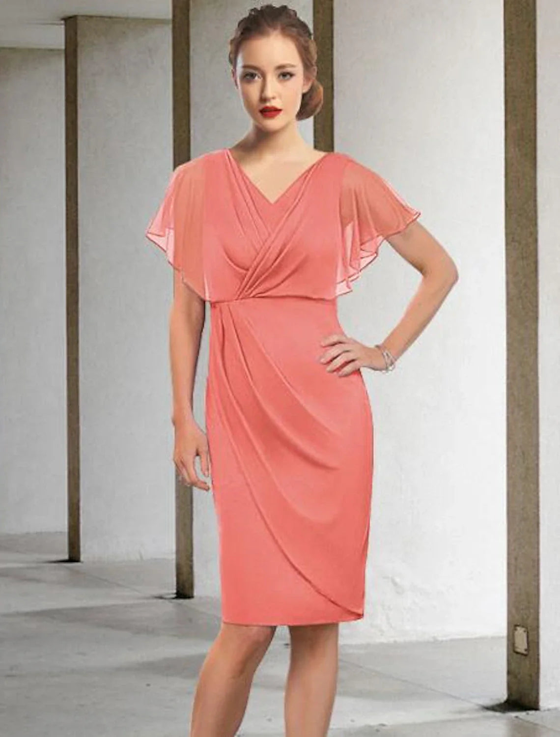 Wholesale Sheath / Column Mother of the Bride Dress Elegant V Neck Knee Length Chiffon Short Sleeve with Ruched