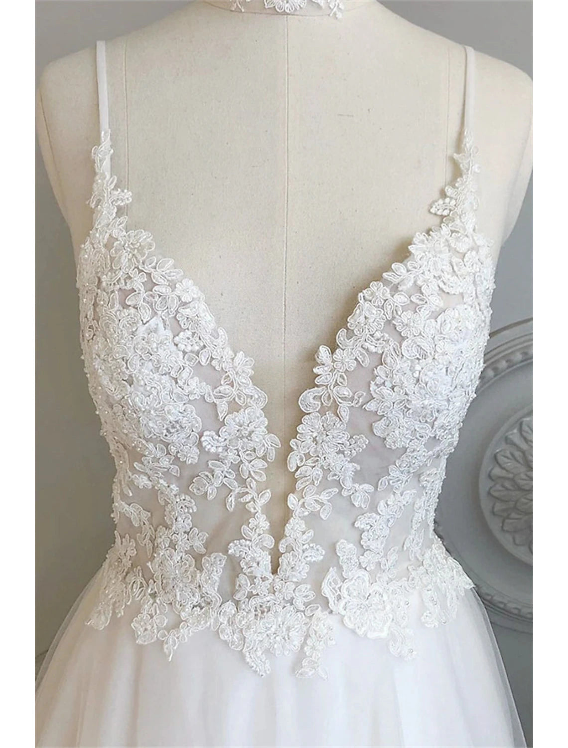 Wholesale  Beach Wedding Dresses A-Line Sweetheart Camisole Spaghetti Strap Court Train Lace Bridal Gowns With Buttons Appliques 2023 Summer Wedding Party, Women's Clothing