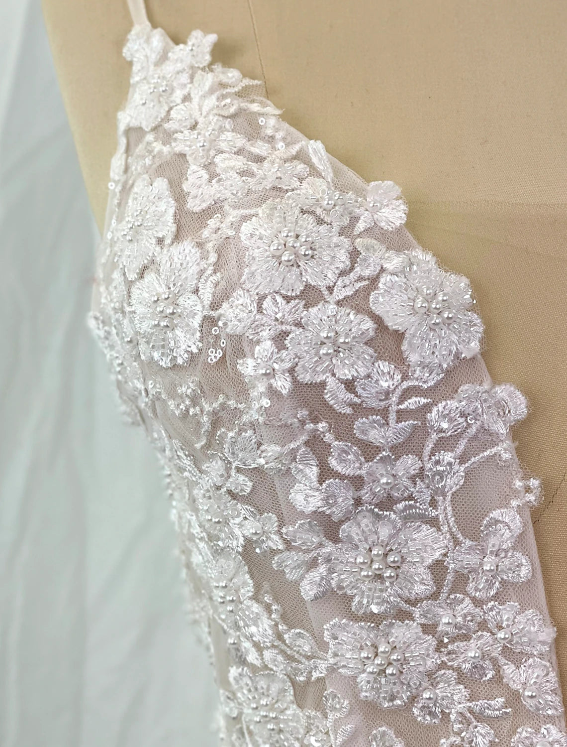 Wholesale Beach Boho Wedding Dresses A-Line Camisole V Neck Sleeveless Court Train Tulle Bridal Gowns With Embroidery Appliques