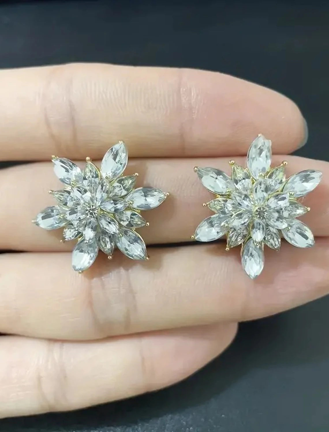 Wholesale Women's Stud Earrings Fine Jewelry Classic Flower Shape Stylish Simple Earrings Jewelry Golden For Wedding Party 1 Pair