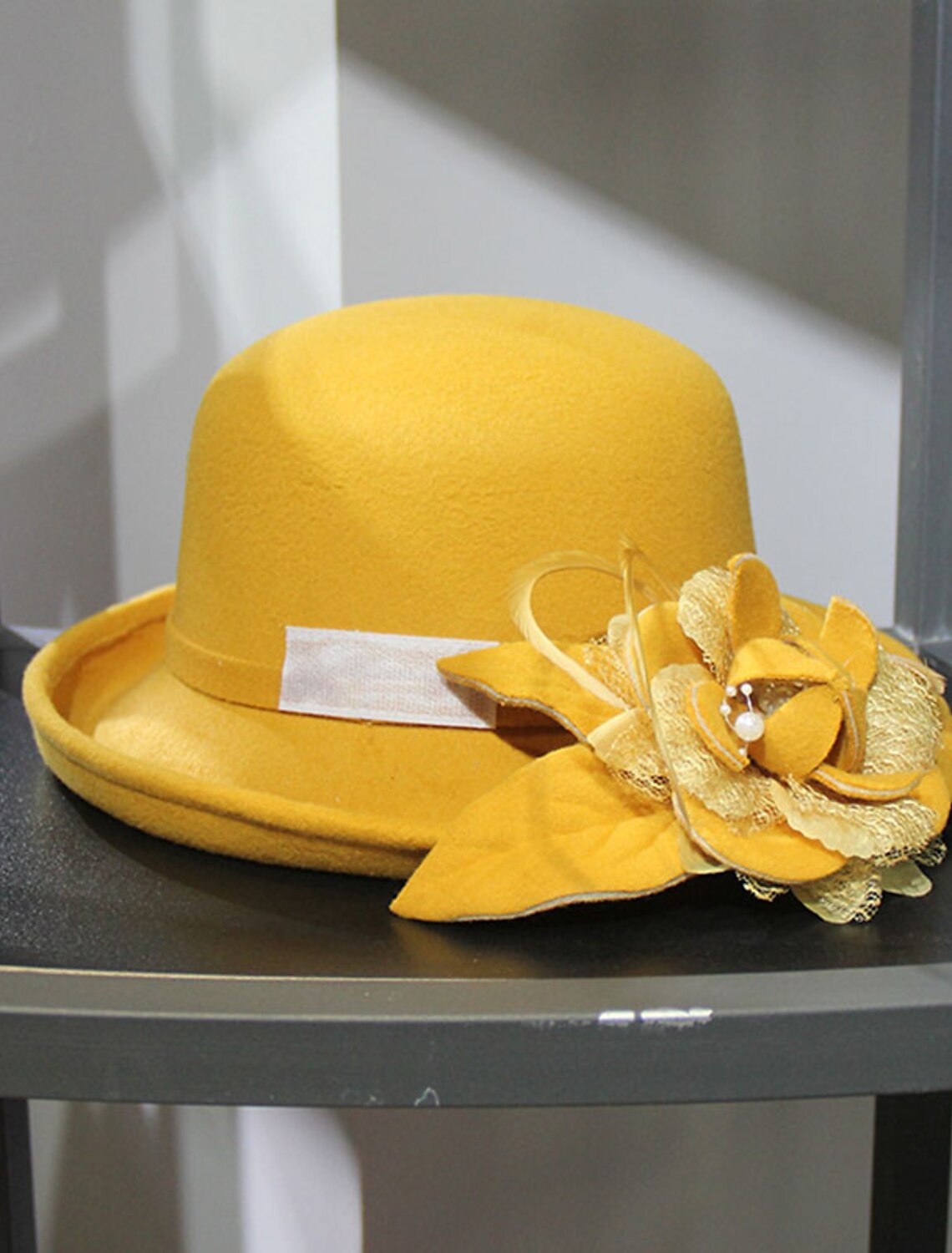 Wholesale Hats Artificial feather Poly / Cotton Blend Bowler / Cloche Hat Bucket Hat Fedora Hat Kentucky Derby Cocktail Royal Astcot Fall Wedding Elegant With Feather Appliques Headpiece