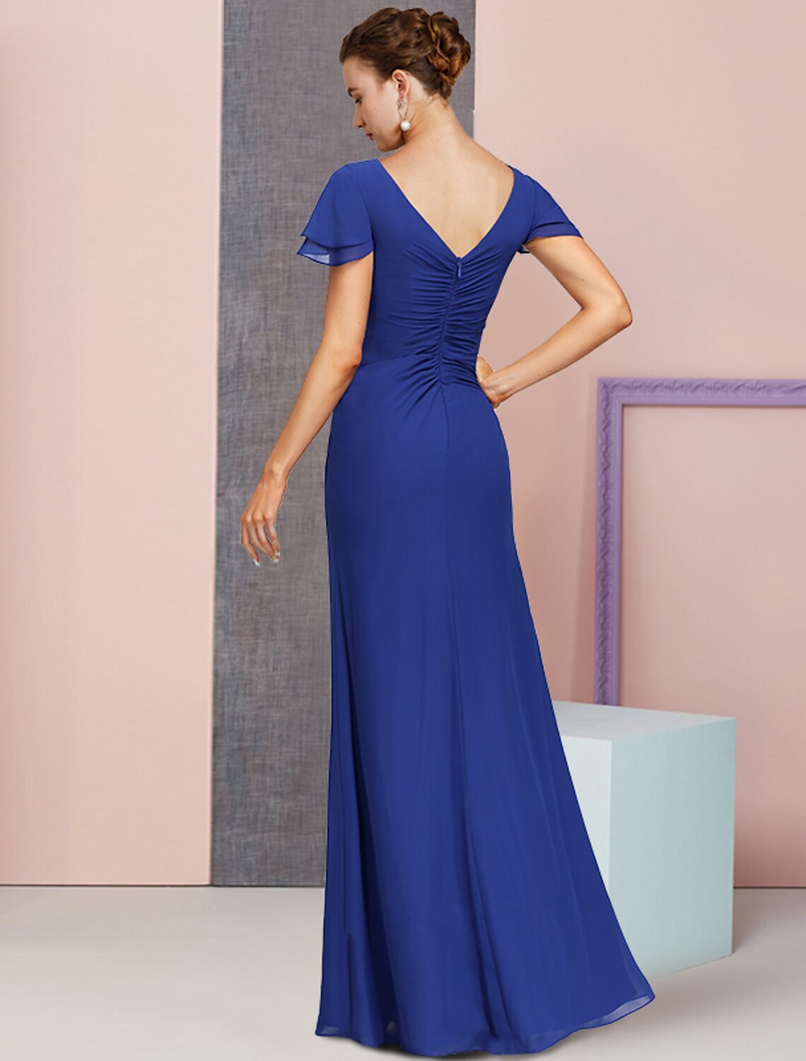 Wholesale  Sheath / Column Mother of the Bride Dress Formal Elegant V Neck Floor Length Chiffon Short Sleeve with Ruched Crystal Brooch Side-Draped