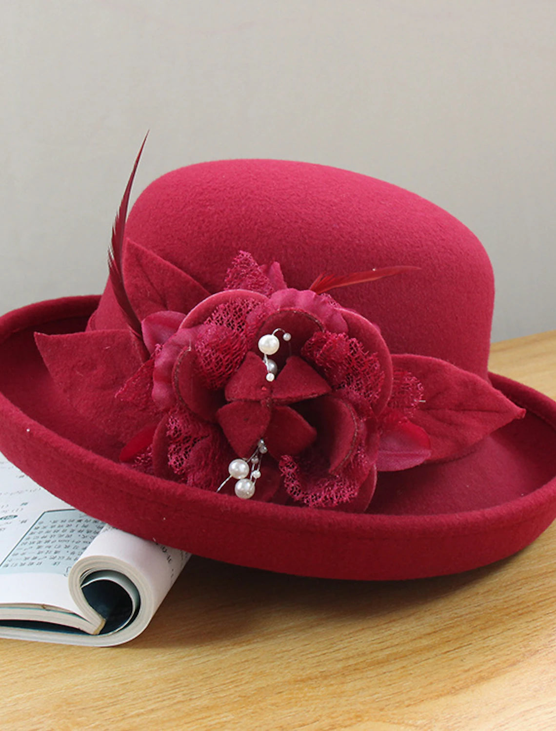 Wholesale Hats Artificial feather Poly / Cotton Blend Bowler / Cloche Hat Bucket Hat Fedora Hat Kentucky Derby Cocktail Royal Astcot Fall Wedding Elegant With Feather Appliques Headpiece