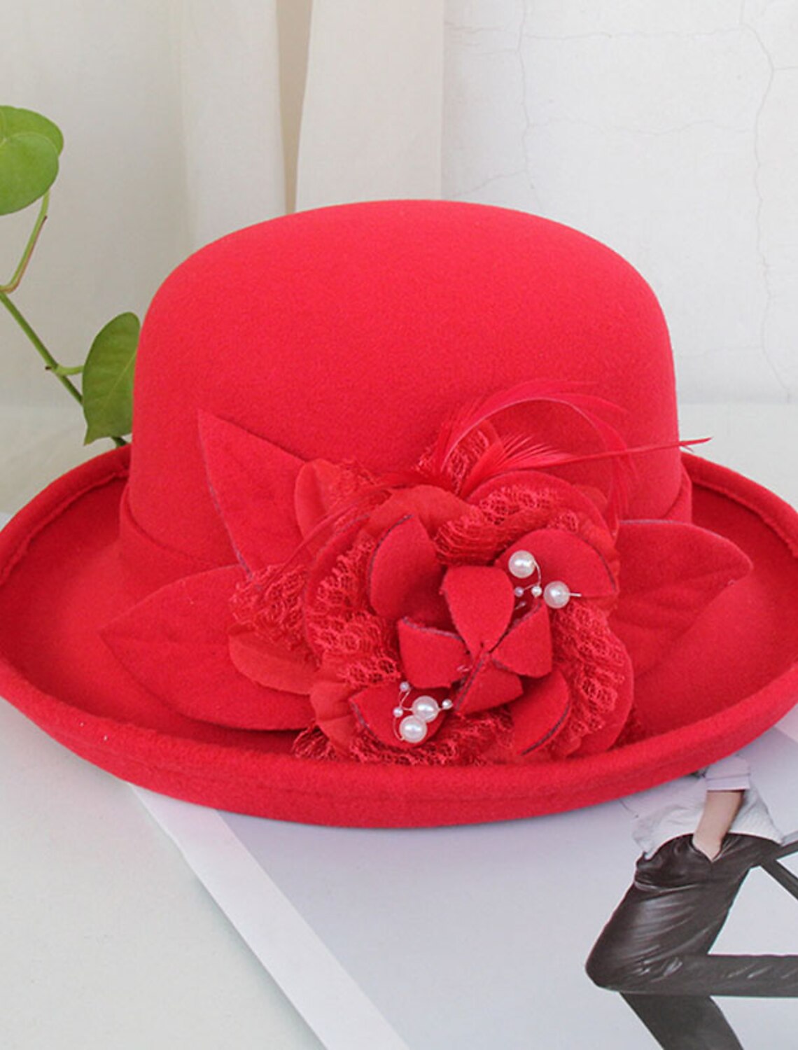 Wholesale Hats Artificial feather Poly / Cotton Blend Bowler / Cloche Hat Bucket Hat Fedora Hat Kentucky Derby Cocktail Royal Astcot Fall Wedding Elegant With Feather Appliques Headpiece