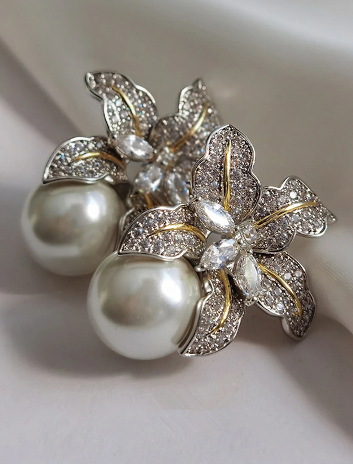 Wholesale Women's Pearl Stud Earrings Fine Jewelry Classic Precious Petal Personalized Stylish Earrings Jewelry Gold / White For Gift Festival 1 Pair